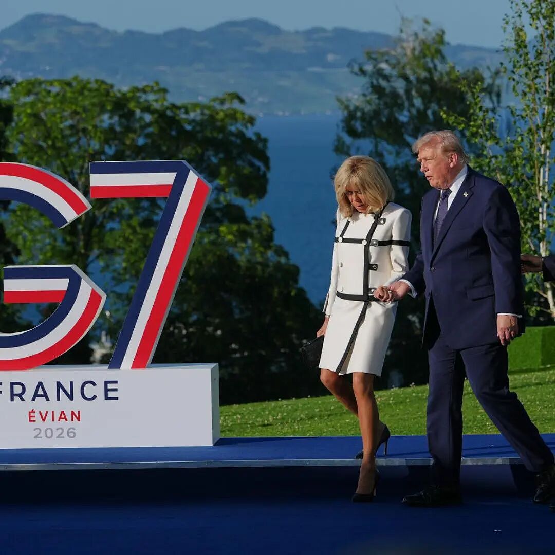 G7峰会成霸总现场?特朗普紧握她的手,耳语不断!小丽姐淡定回应(组图) - 1