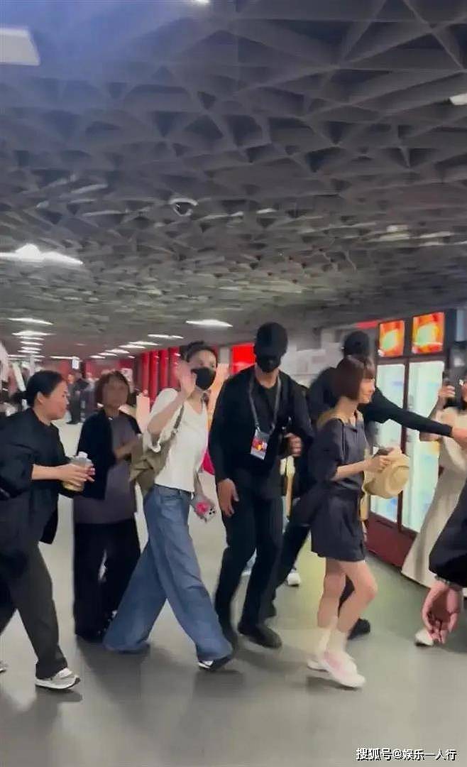 陪谢霆锋跑西安演唱会，王菲这身“无人问津”的宽T，终于暴露了她的穿衣底线 - 20