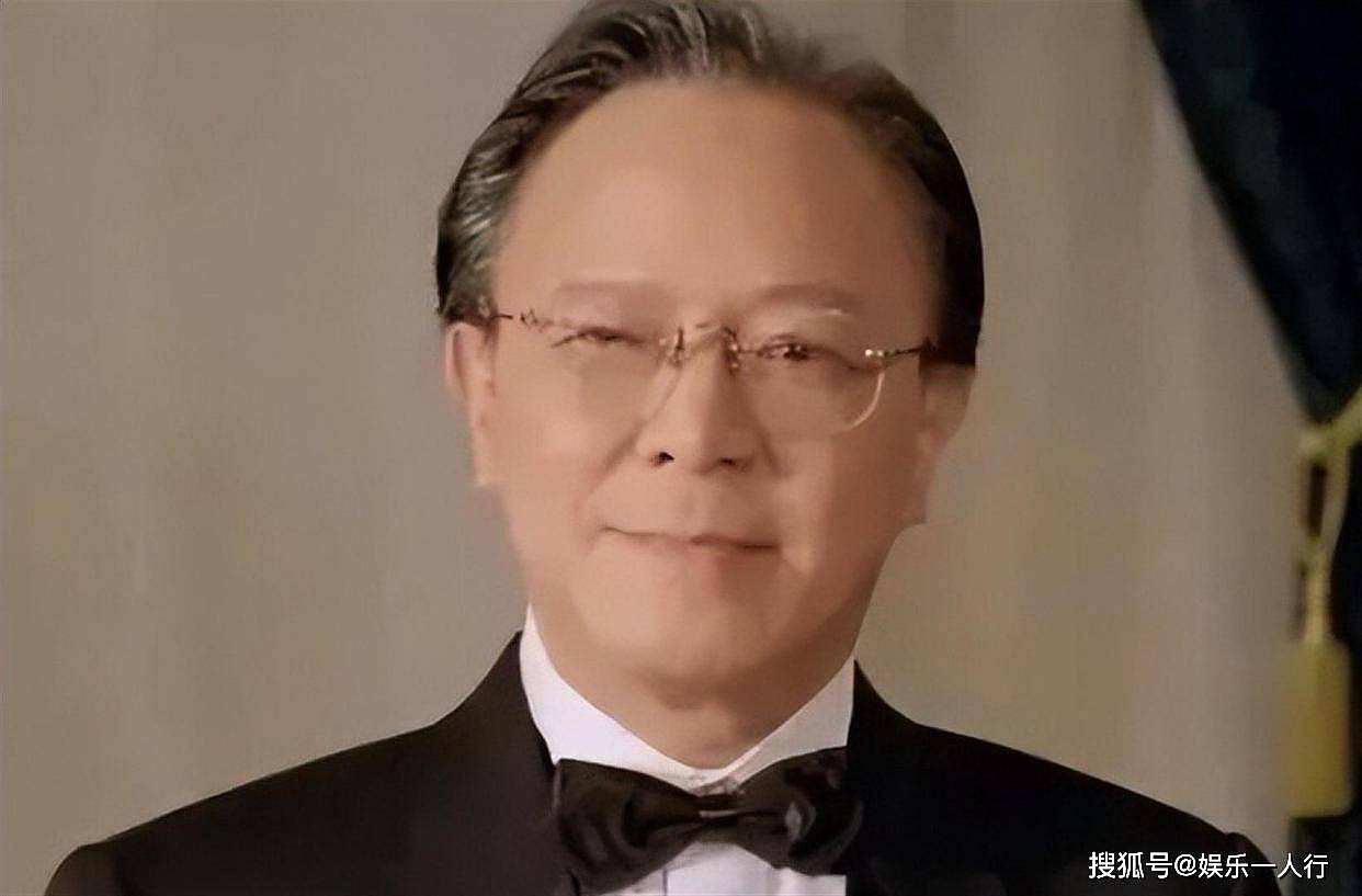 一场丧礼震动全香港！百位名流出席，霍启刚破例出席，周润发刘德华垂首，扶灵唯一人竟是他 - 4