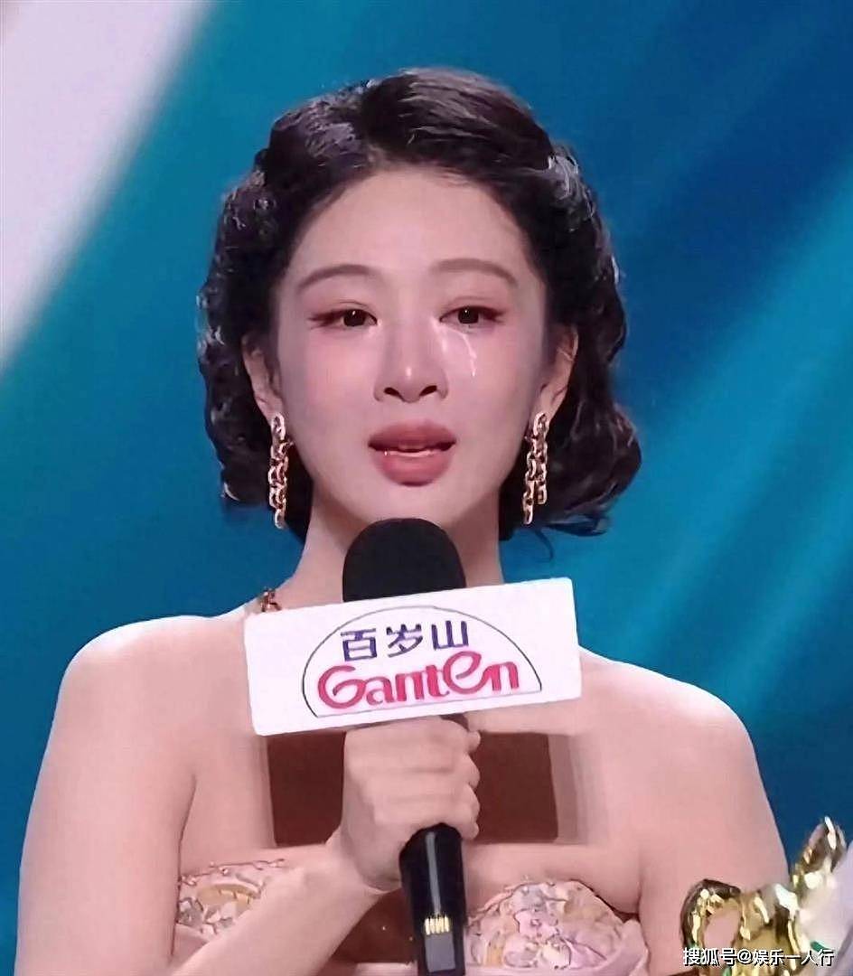 当年被宋丹丹劝“长这样别演了”的杨紫，拿了白玉兰视后第一句喊爸妈 - 1