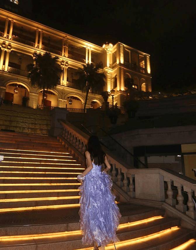 TVB前花旦16岁女儿校园舞会造型曝光！戴闪烁项链和戒指！气质不输一众女星！ - 8
