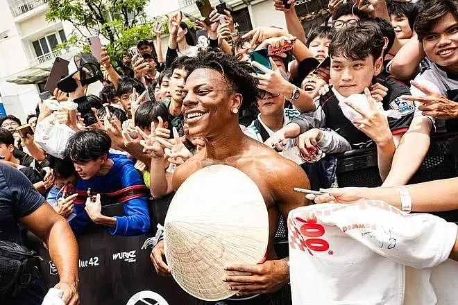 靠黑人笑话起家的甲亢哥，用两年时间成了代表世界大同的文化大使 - 2