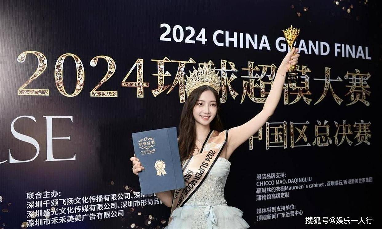 不用凹造型就赢了:魏菁的骨相和176cm的衣架子底盘,才是时尚圈抢着拍的真相 - 8