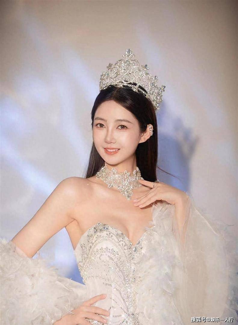 不用凹造型就赢了:魏菁的骨相和176cm的衣架子底盘,才是时尚圈抢着拍的真相 - 23