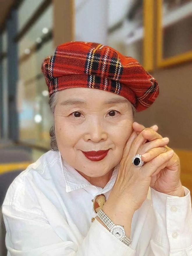 这位60+微胖奶奶真会穿，衣服讲究配色和长短，到老都是一枝花 - 1