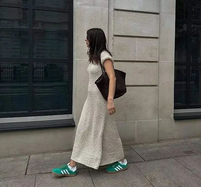 我试了几十双鞋子才发现：最适合50＋女人的其实是德训鞋，太好搭 - 7