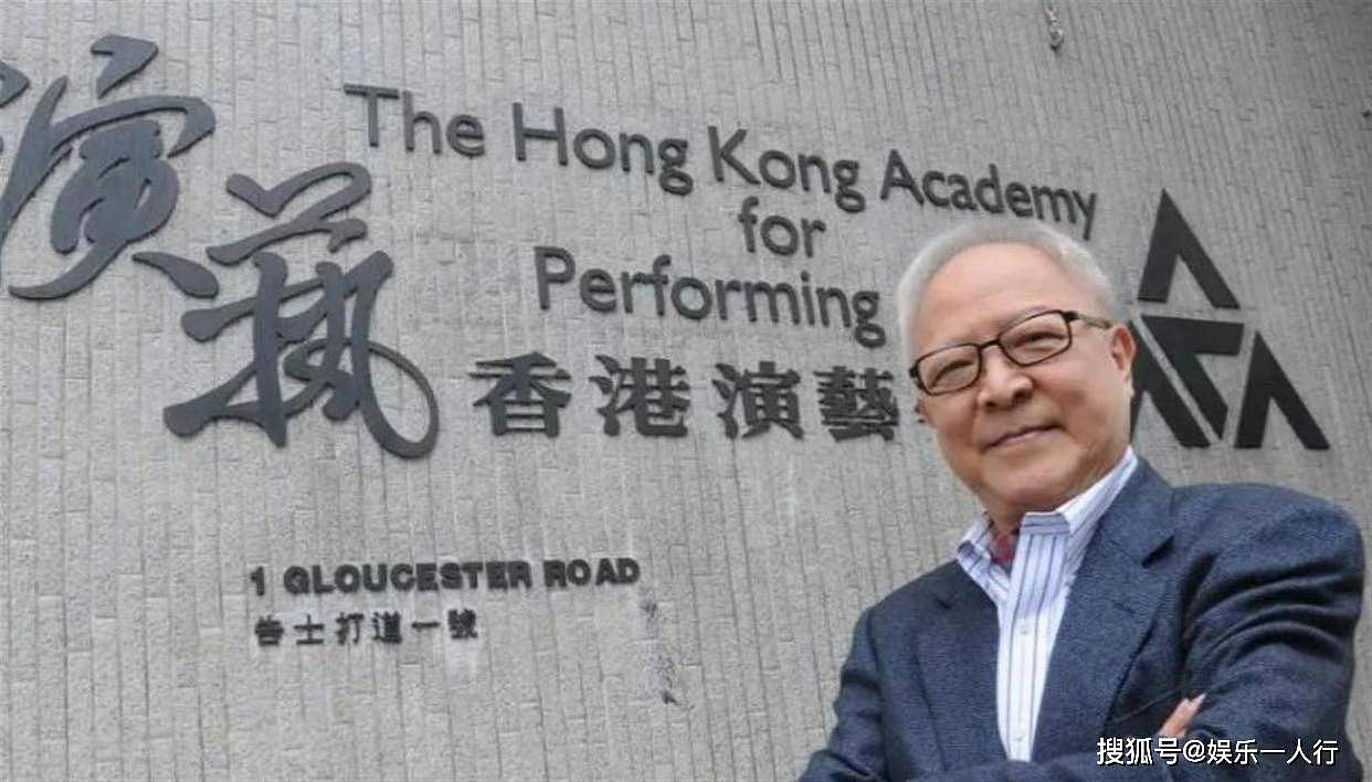 一场丧礼震动全香港！百位名流出席，霍启刚破例出席，周润发刘德华垂首，扶灵唯一人竟是他 - 7