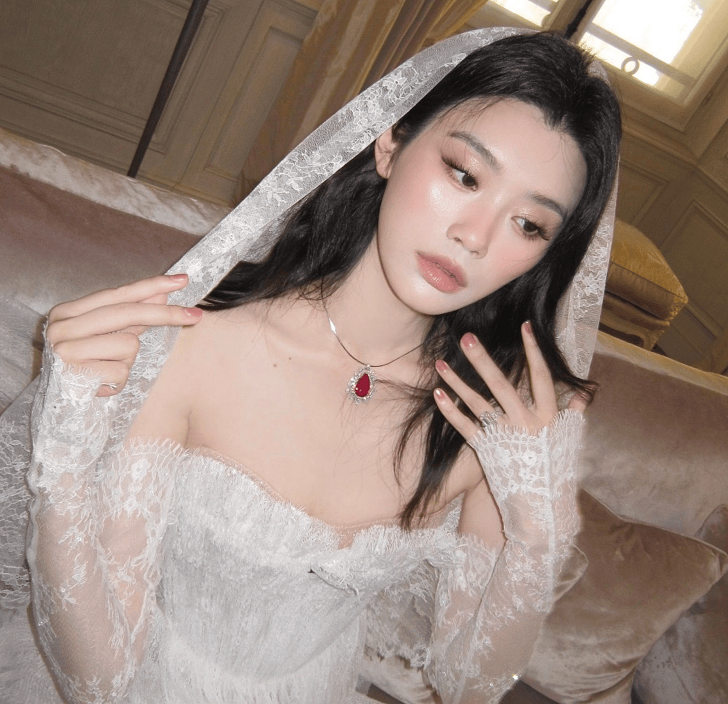 奚梦瑶婚礼细节太讲究！古董裙和奚梦瑶同岁，项链暗示家族地位 - 9
