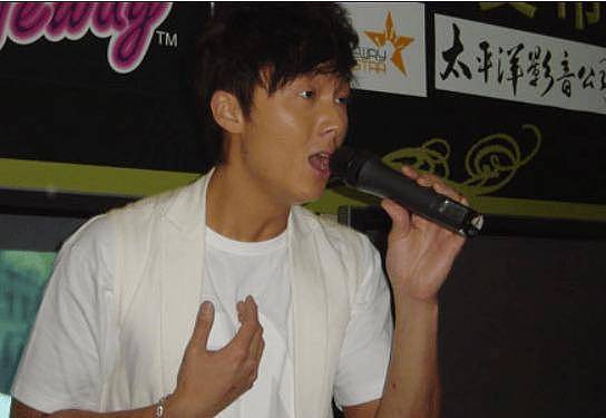 王浩信开演唱会牵手胡杏儿！当众解释两人关系！直言非常感激女方 - 7