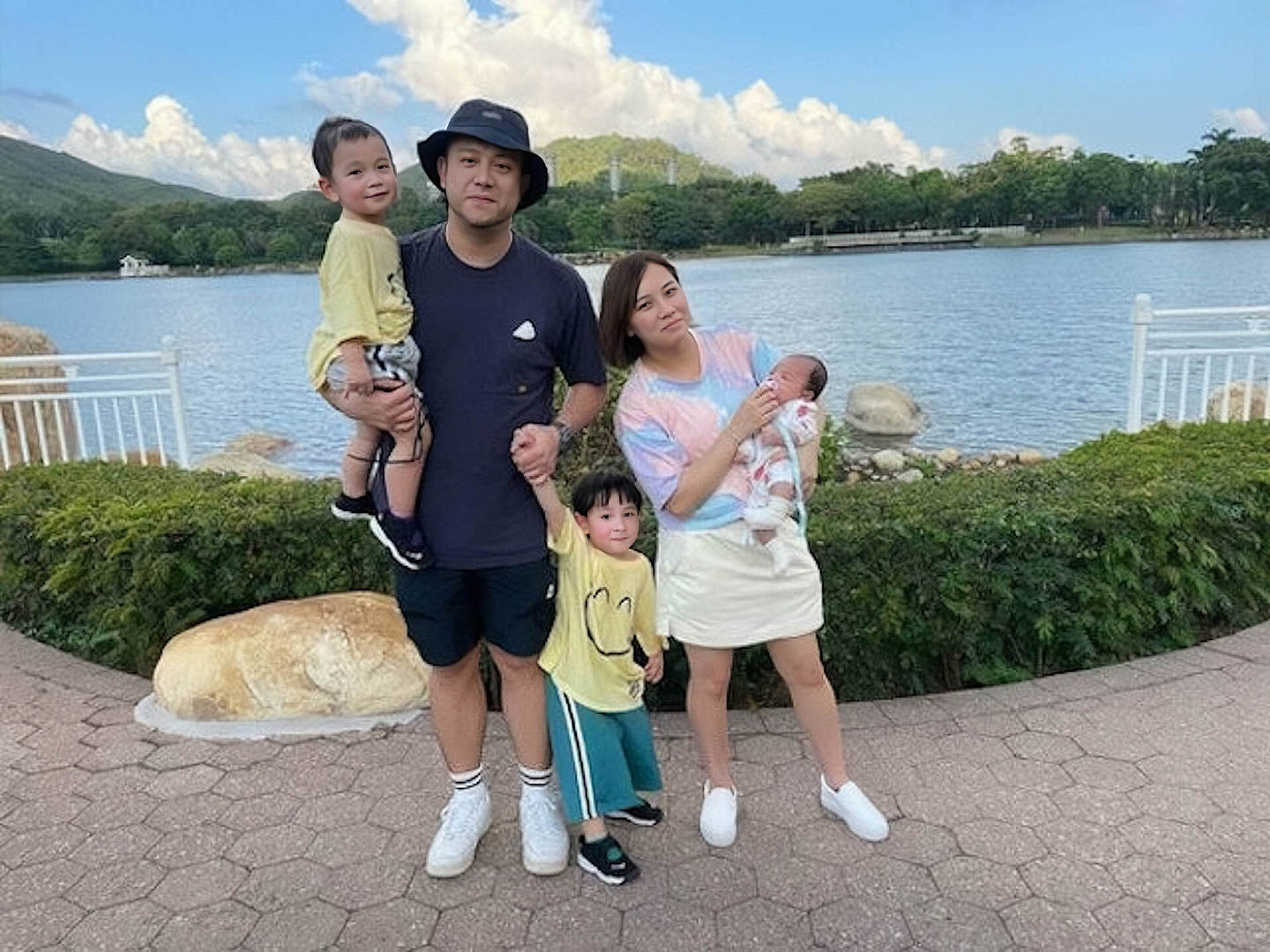 突发！香港知名男星没钱交电费半夜被断电，四个孩子靠脱衣服降温 - 4