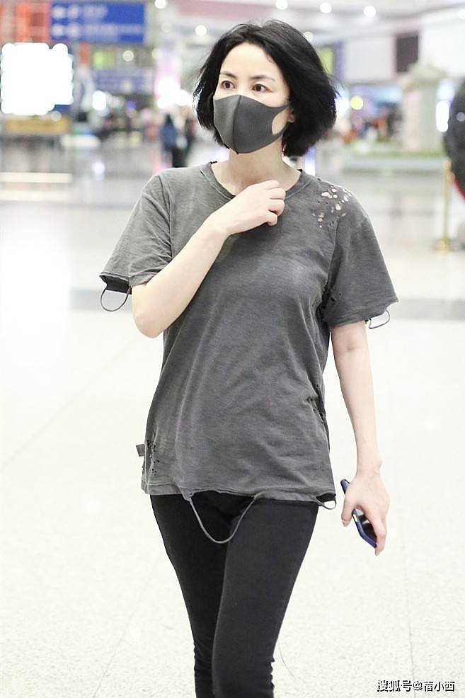 王菲带火了“松弛感”穿搭：碎花裙+平底凉鞋，完全没有大妈味！ - 6