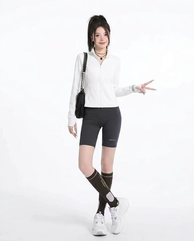 女人不管年纪多大，“长期运动”穿搭切记：鞋别太硬、衣别太露 - 15