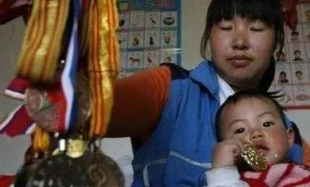 长跑冠军艾冬梅：被克扣20万，脚畸形带娃卖菜，生活窘困贱卖奖牌 - 1