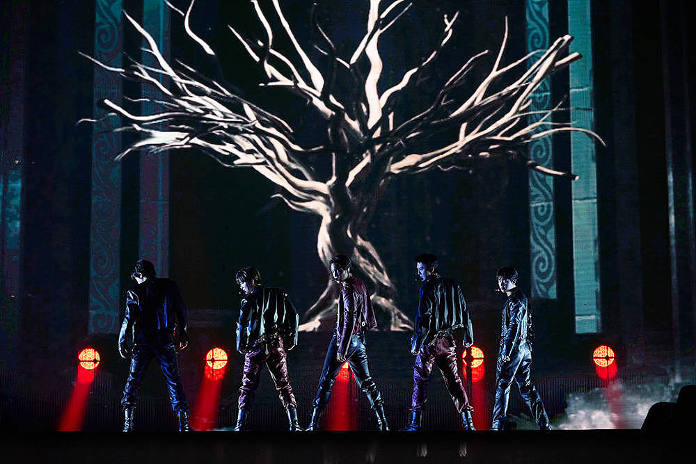 创造“售罄接力”纪录！EXO第六次单独巡演持续火爆进行中 EXO-L点亮“银色海洋” - 3