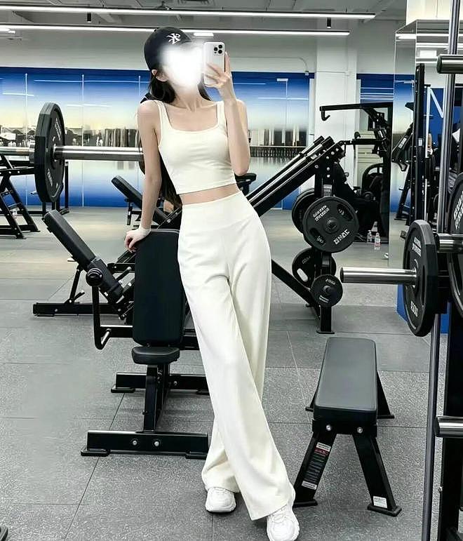 女人不管年纪多大，“长期运动”穿搭切记：鞋别太硬、衣别太露 - 13