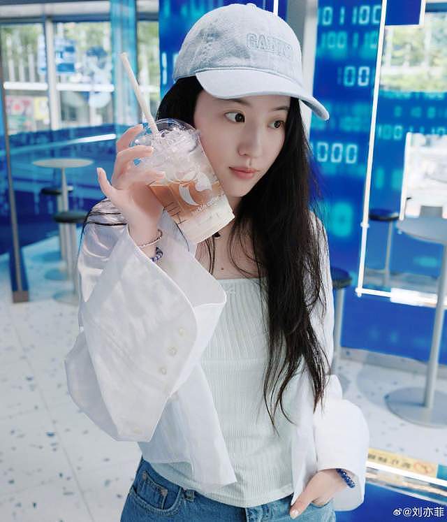 39岁刘亦菲素颜喝咖啡似女大学生：不开滤镜，她就是越素越能打 - 1