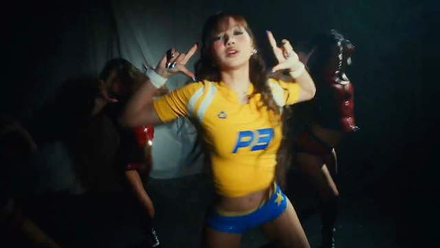 50万韩国网友请愿!Lisa世界杯曲翻车,对比往届主题曲差在哪儿 - 3