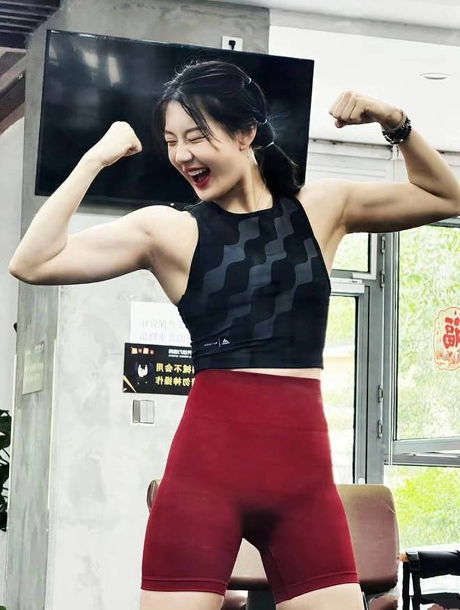 冯竟爽穿高开衩三角连体服被网暴五年，铁三女神霸气回应！ - 8