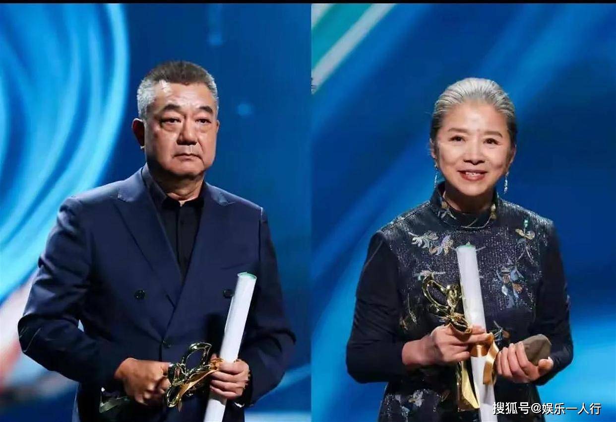 当年被宋丹丹劝“长这样别演了”的杨紫，拿了白玉兰视后第一句喊爸妈 - 14