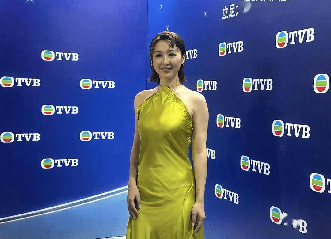 港姐佳丽竟大胆要求乐易玲讲英文!被批缺乏礼貌尊重!TVB花旦高海宁:学学中文啦 - 2