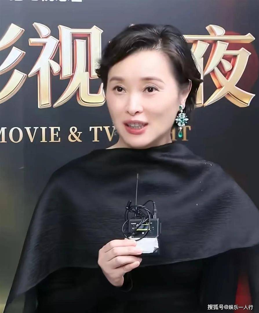当年被宋丹丹劝“长这样别演了”的杨紫，拿了白玉兰视后第一句喊爸妈 - 11