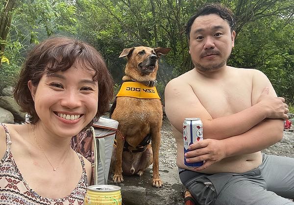 拍照的时候狗狗老是不看镜头，于是妈妈便用了这招……太过分啦！ - 3