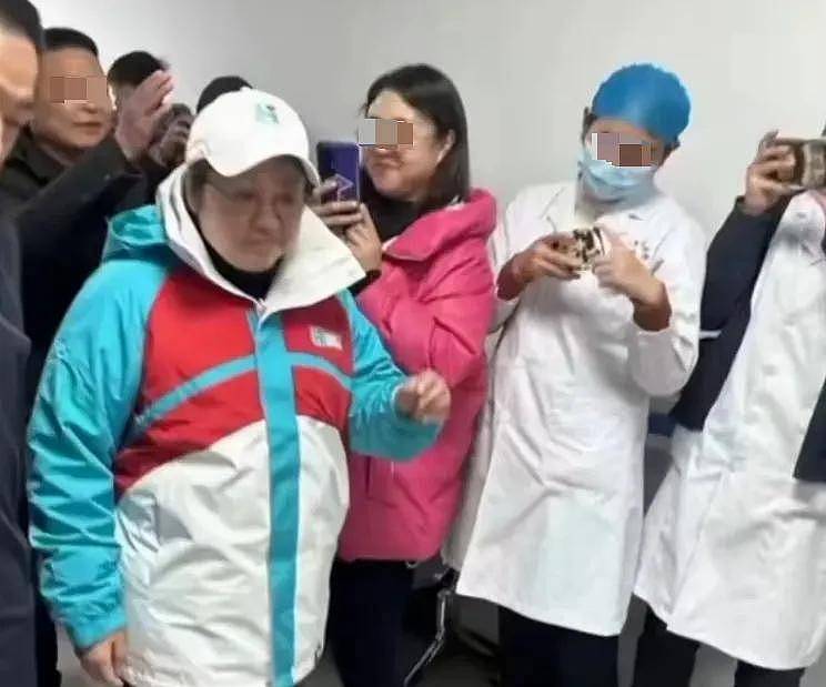 韩红越扒越有！开跑车挪用军牌、带明星去灾区，多次被质疑作秀 - 23