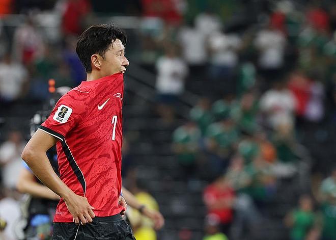 韩国队哭晕！2天被连捅4刀 小组第三排名跌至第7 出线概率降至5成 - 2