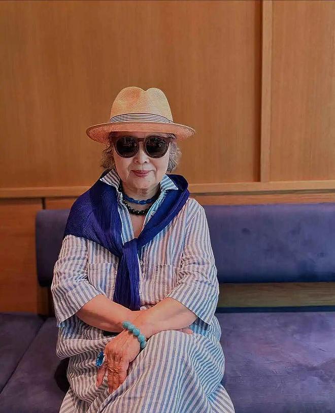 这位60+微胖奶奶真会穿，衣服讲究配色和长短，到老都是一枝花 - 6