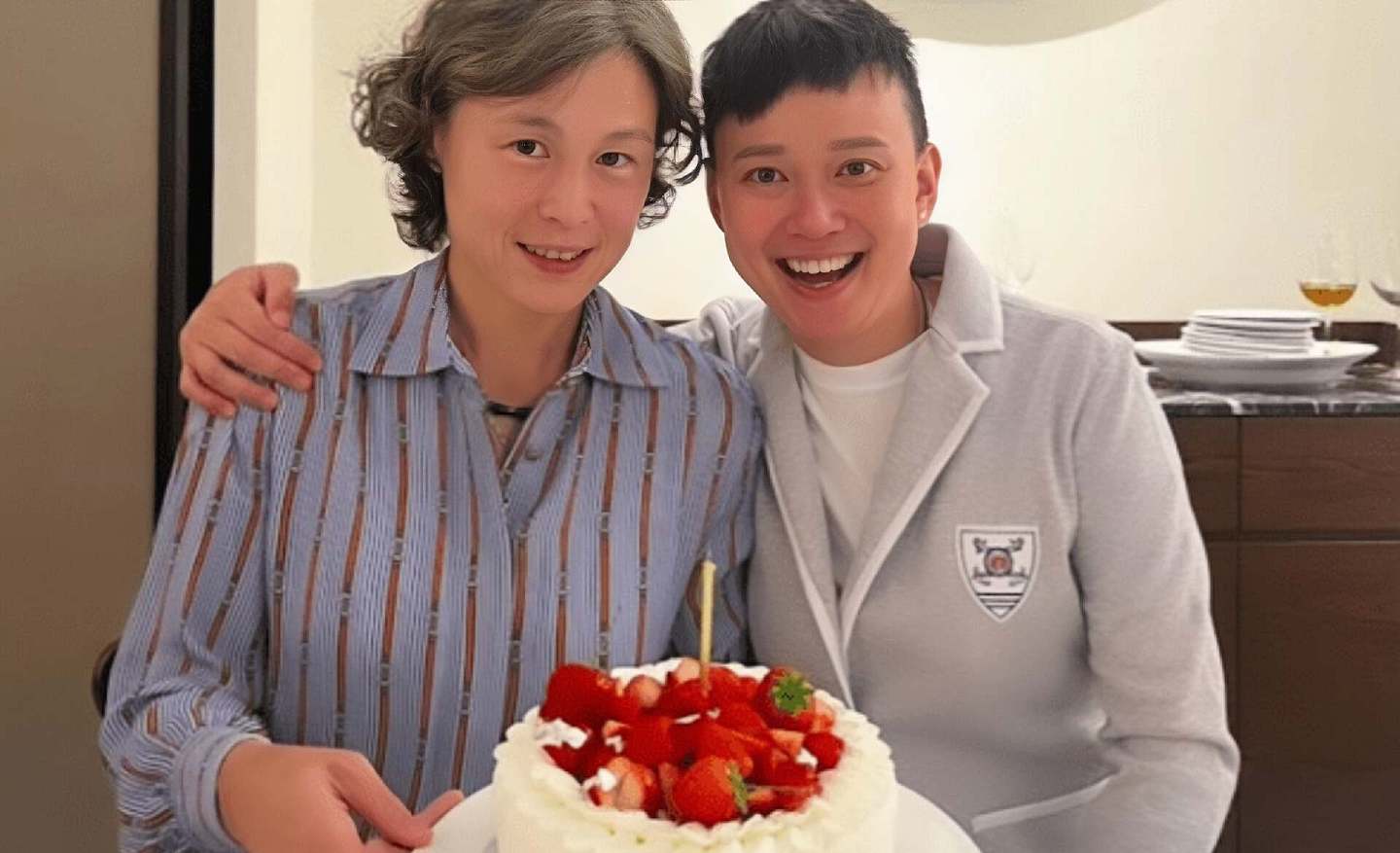 香港富二代结束7年同性婚姻，和恋人感情稳定，获富豪父亲认可 - 2