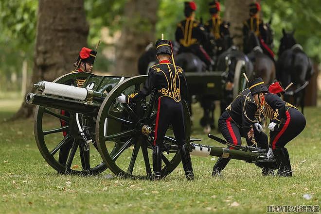 图说：英国皇家骑兵炮兵团鸣放礼炮41响 庆祝王后卡米拉78岁生日 - 5