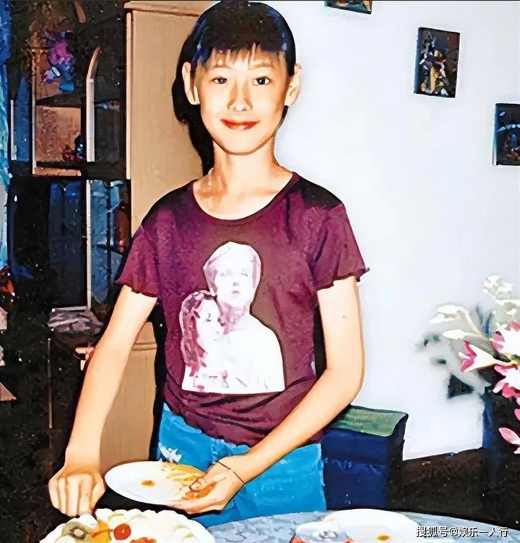 37岁梁洛施挽马浴柯走红毯:分手李泽楷15年,马浴柯左手戒指抢镜,她全程笑不拉满但没松过手 - 20