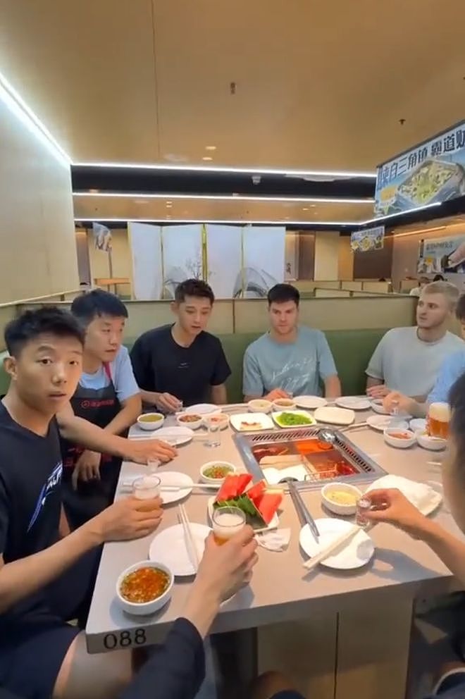 认赌服输!张继科输了请奥恰洛夫吃火锅,端一杯白酒敬奥恰万里驰援 - 5