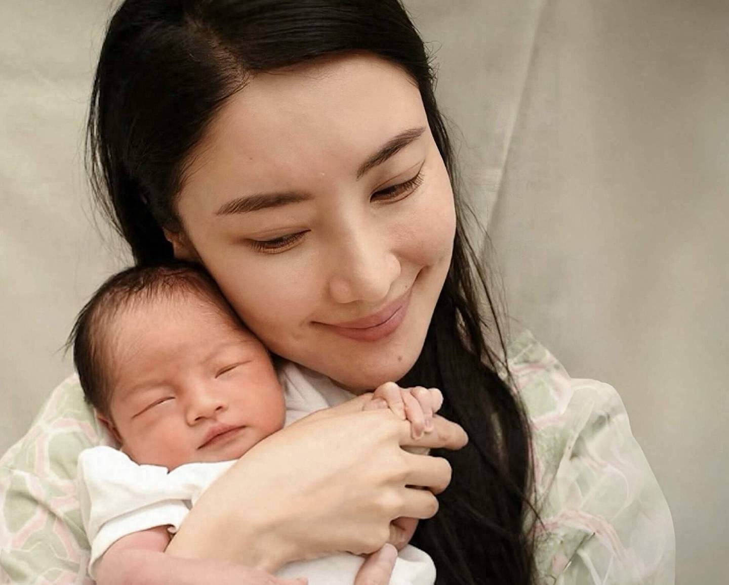 恭喜!香港知名女星在美国平安生女,为前男友背负超600万债务 - 1