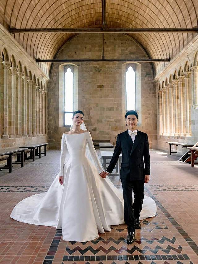 揭秘奚梦瑶婚礼婚纱:欧洲师傅600小时手搓,营造毫不费力的优雅 - 5