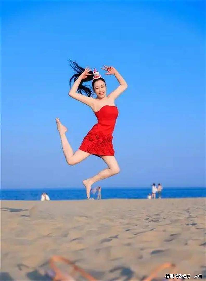 经典港风美腿！钟丽缇裙装造型，双腿丰盈白皙太迷人，把内娱网红“筷子腿”秒得渣都不剩 - 4