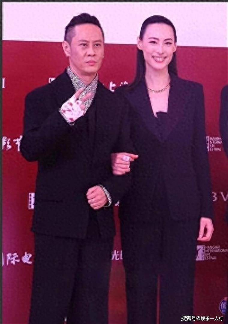 37岁梁洛施挽马浴柯走红毯:分手李泽楷15年,马浴柯左手戒指抢镜,她全程笑不拉满但没松过手 - 6