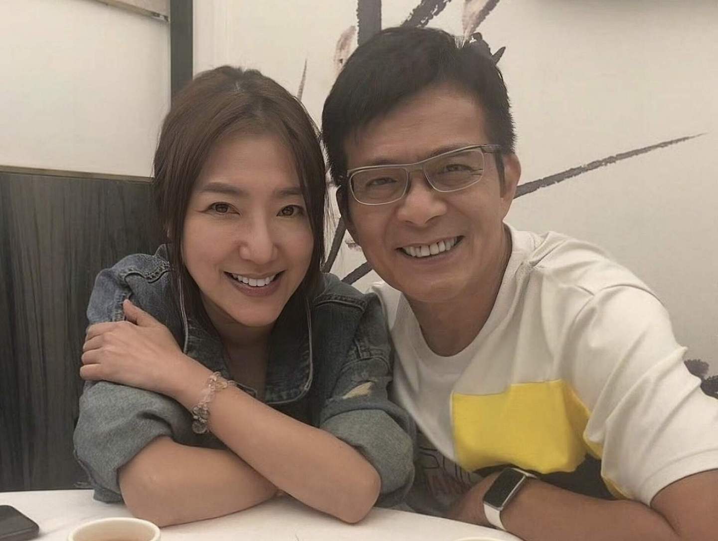 香港知名演员在街上抽烟被拍,宣布退出娱乐圈,丧妻六年至今单身 - 8