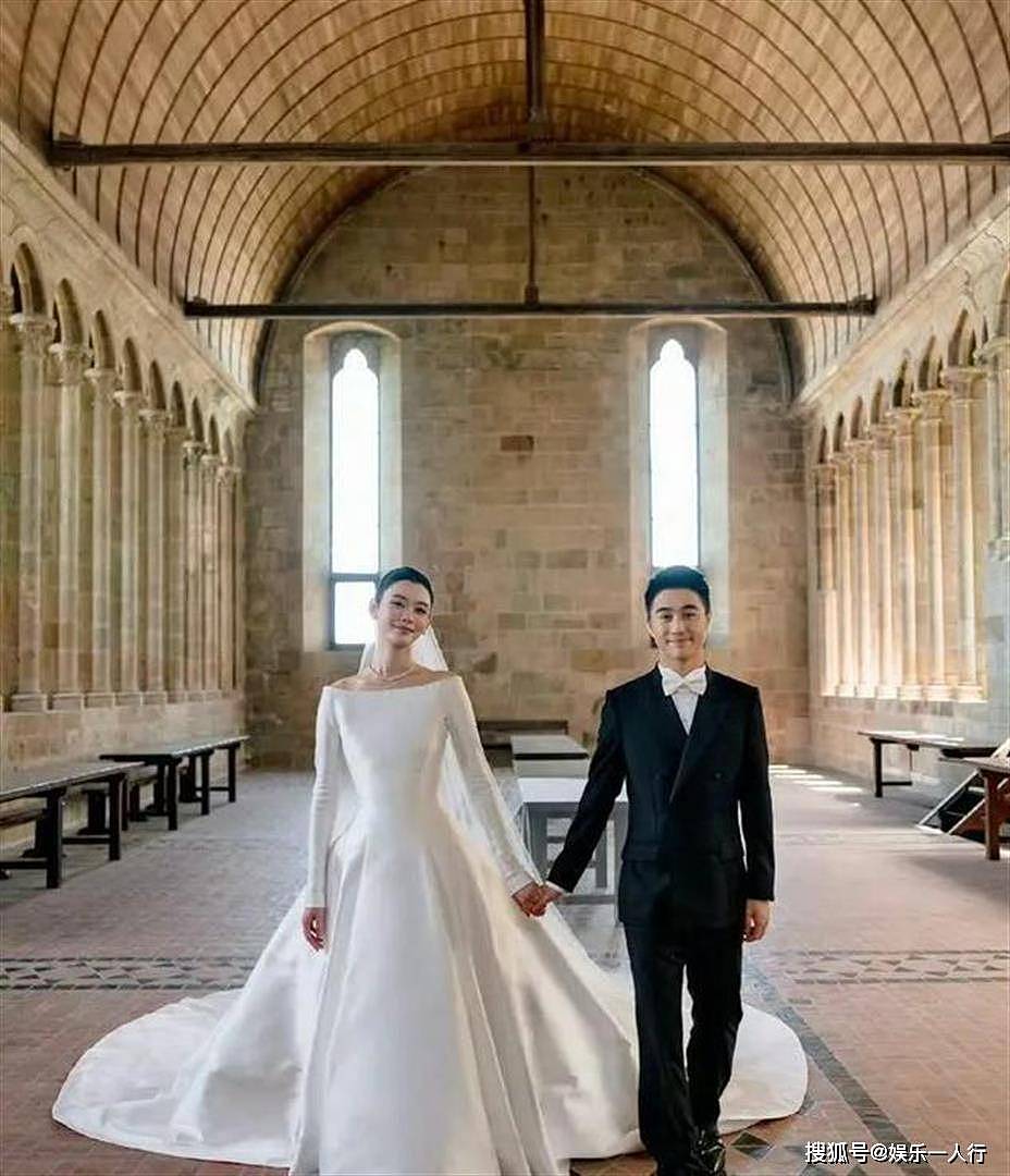奚梦瑶婚礼后独现法网！邀函写Ming Xi不贴何太太标签，颈间20万链子才是真老钱 - 1