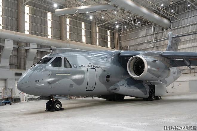 捷克第一架C-390中型运输机完成涂装 三色空优迷彩 显得特立独行 - 11