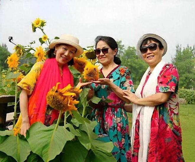 中年女人：夏天一定要少穿“大妈裙”，俗气特显老，还太掉价 - 1