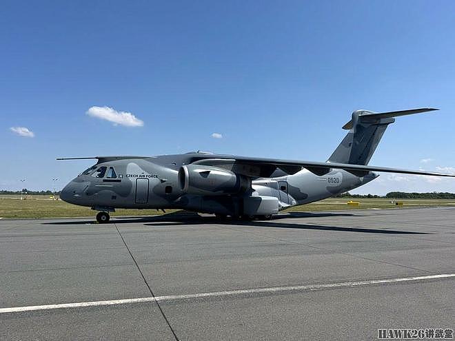 捷克空军举行首架C-390运输机接收仪式 走进驾驶舱 观看内部设备 - 4