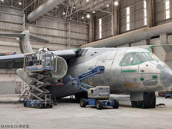 捷克第一架C-390中型运输机完成涂装 三色空优迷彩 显得特立独行 - 6