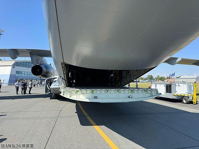 捷克空军举行首架C-390运输机接收仪式 走进驾驶舱 观看内部设备 - 14