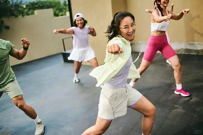 女人老了别只追求“驻颜有术”了，3个变美小技巧，做好1个就洋气 - 4