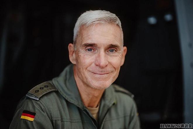 图说：德国老兵最后一次飞行 40年7680小时 用丰富经验教导新人 - 1