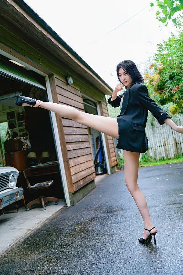 KTV把女服务员全拉到广场舞现场揽客，这跳起舞来大爷笑呵呵大妈哭晕在厕所 - 16
