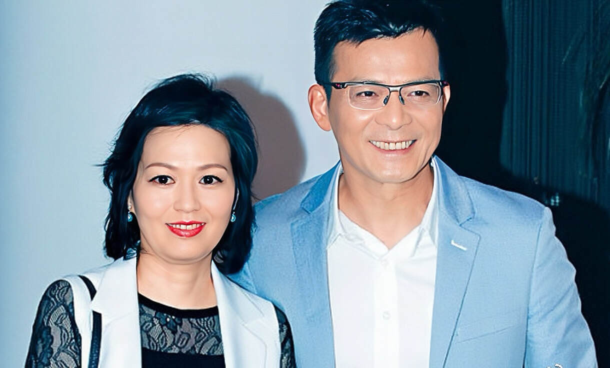 香港知名演员在街上抽烟被拍,宣布退出娱乐圈,丧妻六年至今单身 - 6