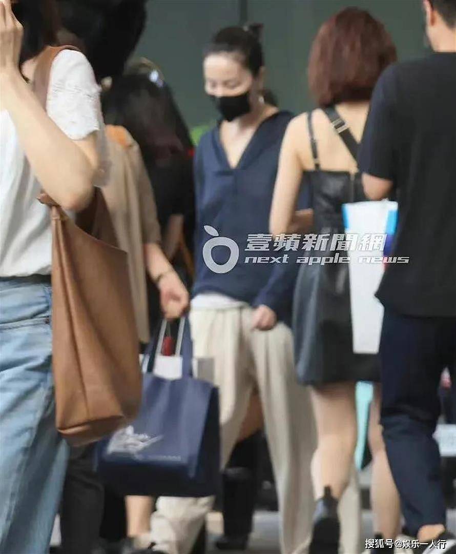 陪谢霆锋跑西安演唱会，王菲这身“无人问津”的宽T，终于暴露了她的穿衣底线 - 6