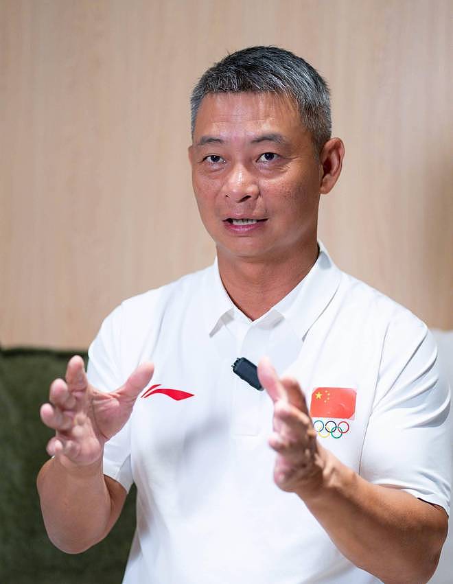 奥运冠军李小双：53岁满头白发，身家过亿，与妻子恩爱23年仍无子 - 1
